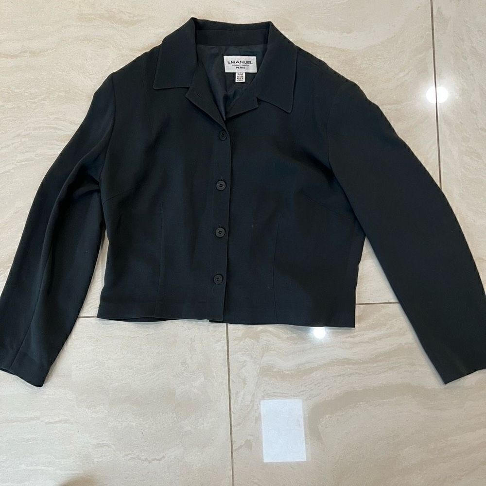 Emanuel Ungaro Women's Button Front Petite Crop Long sleeves Blazer Size 14

Ema